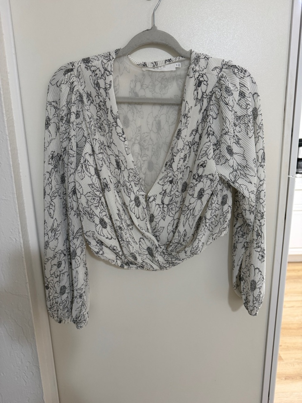 Astr White Black Floral Surplice Cropped Blouse | XS